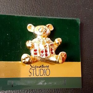 VINTAGE SIGNATURE STUDIO GIFTING BEAR PIN NRMINT CONDITION